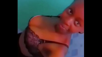 Dama wa Kenya spreads wet pussy