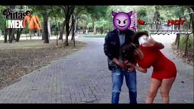 DANNA HOT EN UN PARQUE PUBLICO DESNUDA FRENTE A MUCHA GENTE Y DANDO SEXO ORAL A UN EXTRAÑO