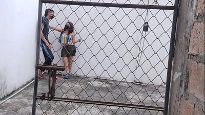 novios se citan para tener una conversacion y la novia le muestra las nalgas que puede follar
