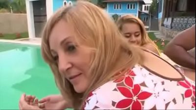 Simone Milf en trio con su hij