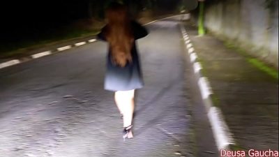 Hotwife coloca rabo de fora da janela do carro na rua pros desconhecidos comer seu cu sem camisinha na frente do corno