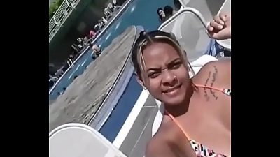 Me enseña sus tettas mientras me espera en la alberca
