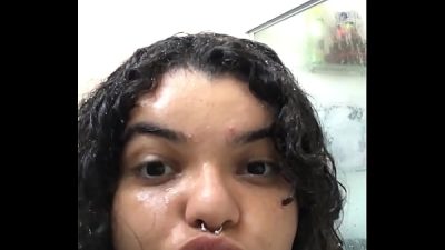 Você é safado o bastante pra tomar banho comigo? Quero ver me esfregar todinha… por inteiro e sem esquecer de nenhuma parte.