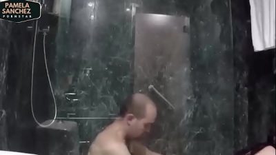 Juegos sexuales en la ducha. para ver más juegos