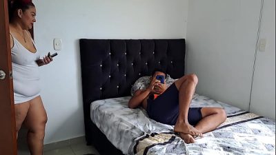 Mi madrastra se excita cuando le envío nudes sin darme cuenta. Parte 1.