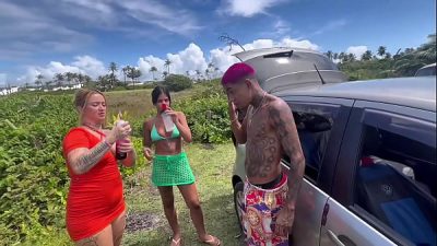 Amigos fazem sexo no meio da Savana Africana.
