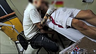 Casal gay veio só pra tatuagem e saiu os dois com o cu aberto